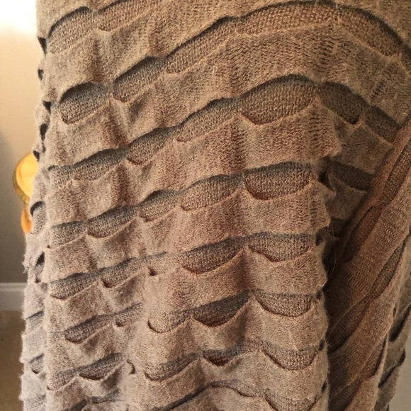 Lightweight knit ponch - Picture 7 of 8